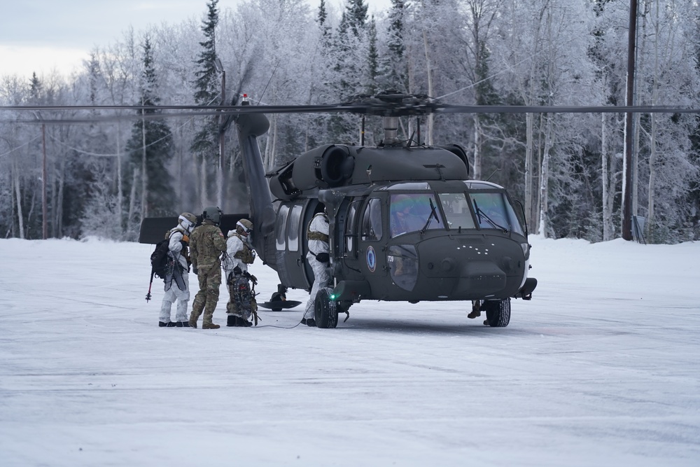 Alaska Army Guard aviators train with Special Tactics Airmen