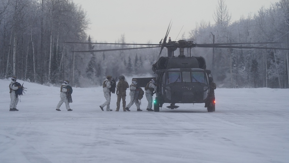 Alaska Army Guard aviators train with Special Tactics Airmen