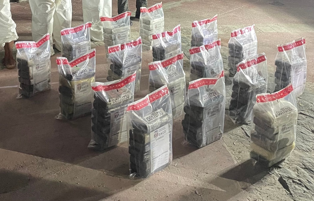Coast Guard transfers 250 kilograms in seized cocaine, 3 apprehended smugglers to the Dominican Republic authorities