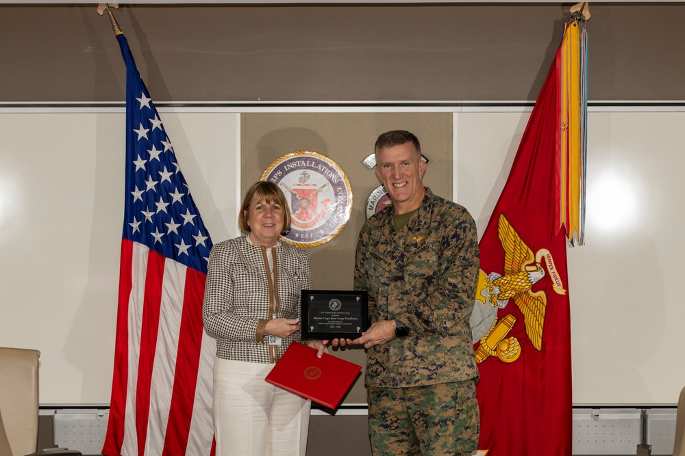 MCI- West Commanding General accepts Marine Corps Family Program Certificate