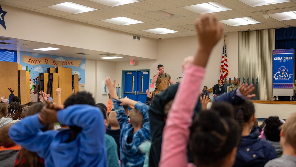 Working dogs meets students at school