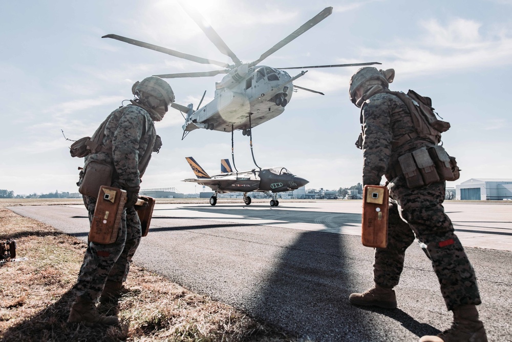 Combat Logistics Battalion 24 conducts helicopter support team lift of F-35 Lightning II airframe