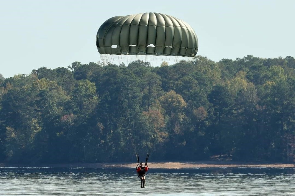 5th Ranger Training Battalion Parachutes into West Point Lake