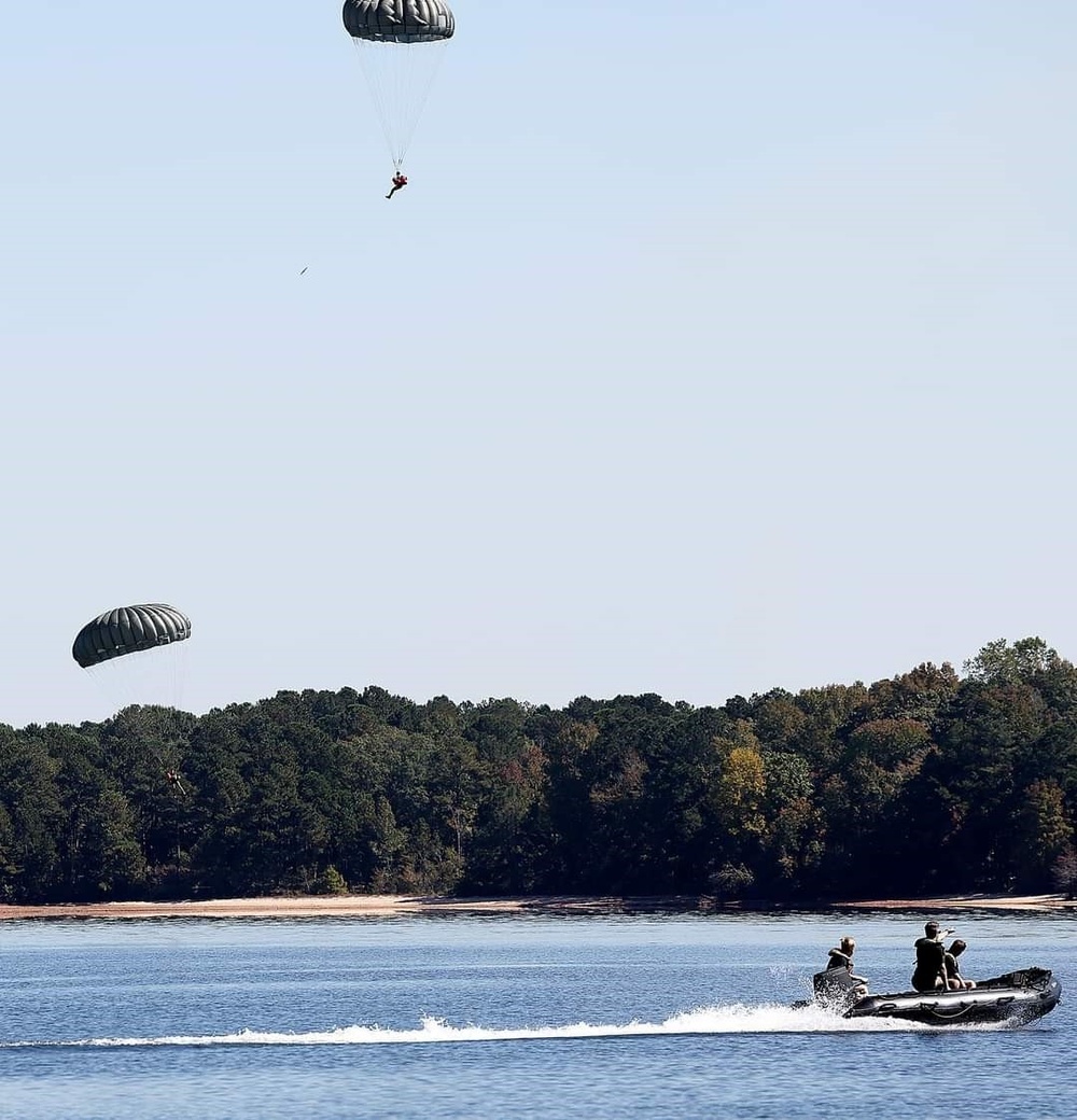 5th Ranger Training Battalion Parachutes into West Point Lake