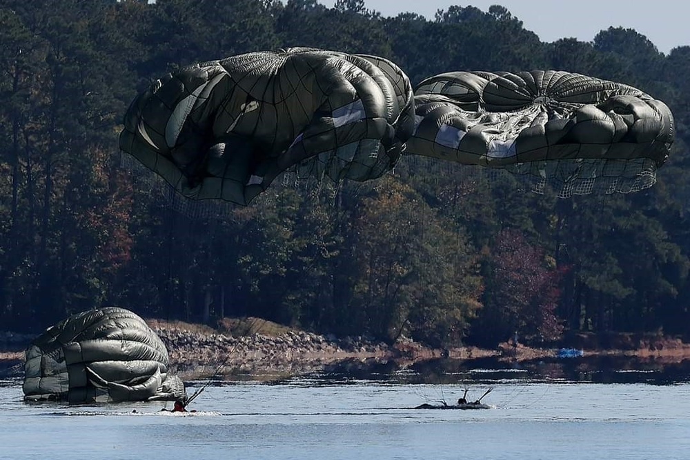 5th Ranger TRaining Battalion Parachutes into West Point Lake