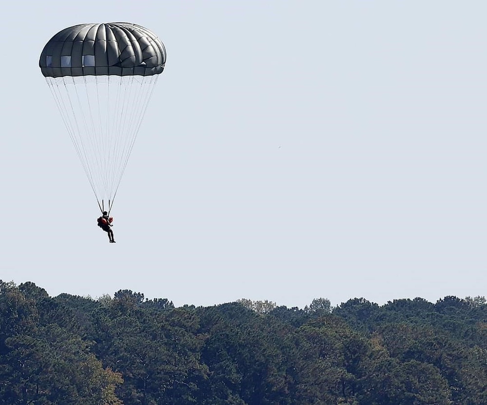 5th Ranger Training Battalion Parachutes into West Point Lake