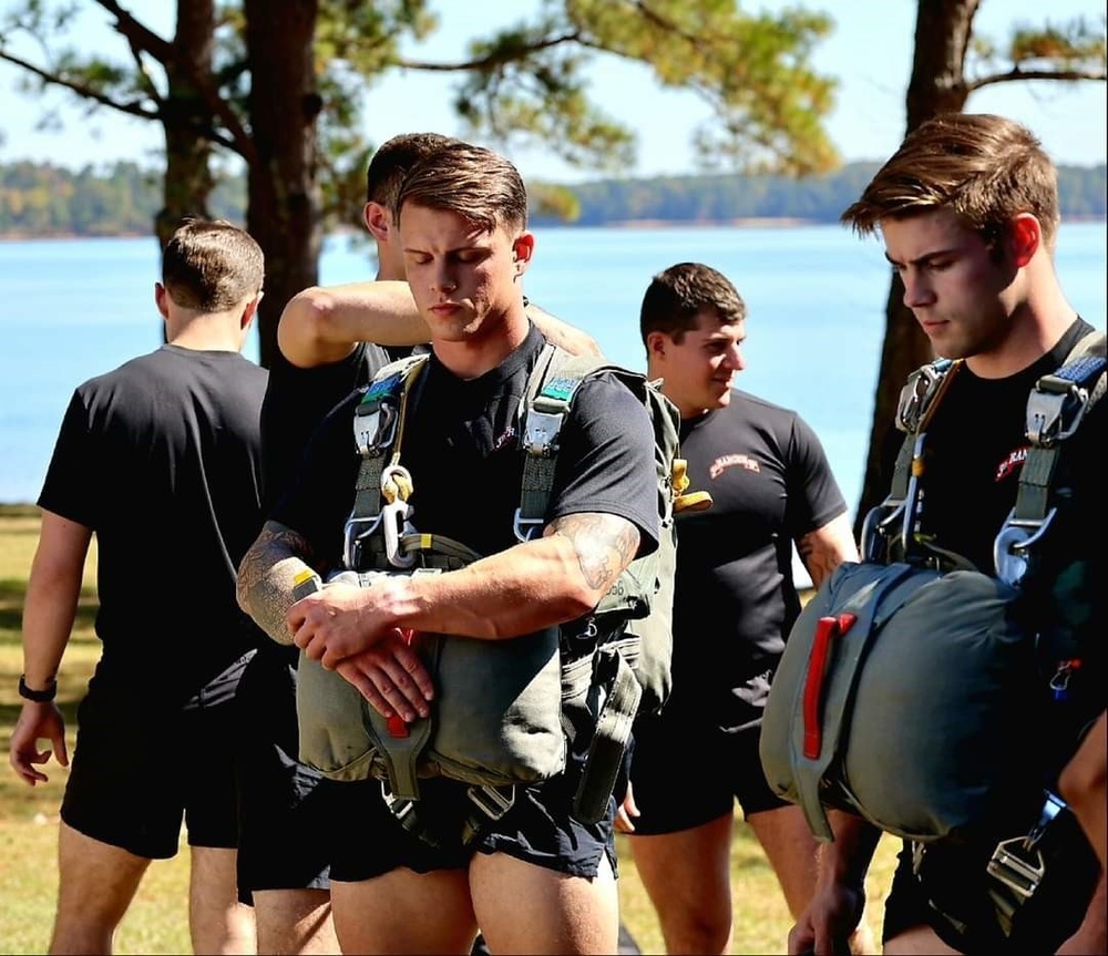 5th Ranger Training Battalion Parachutes into West Point Lake