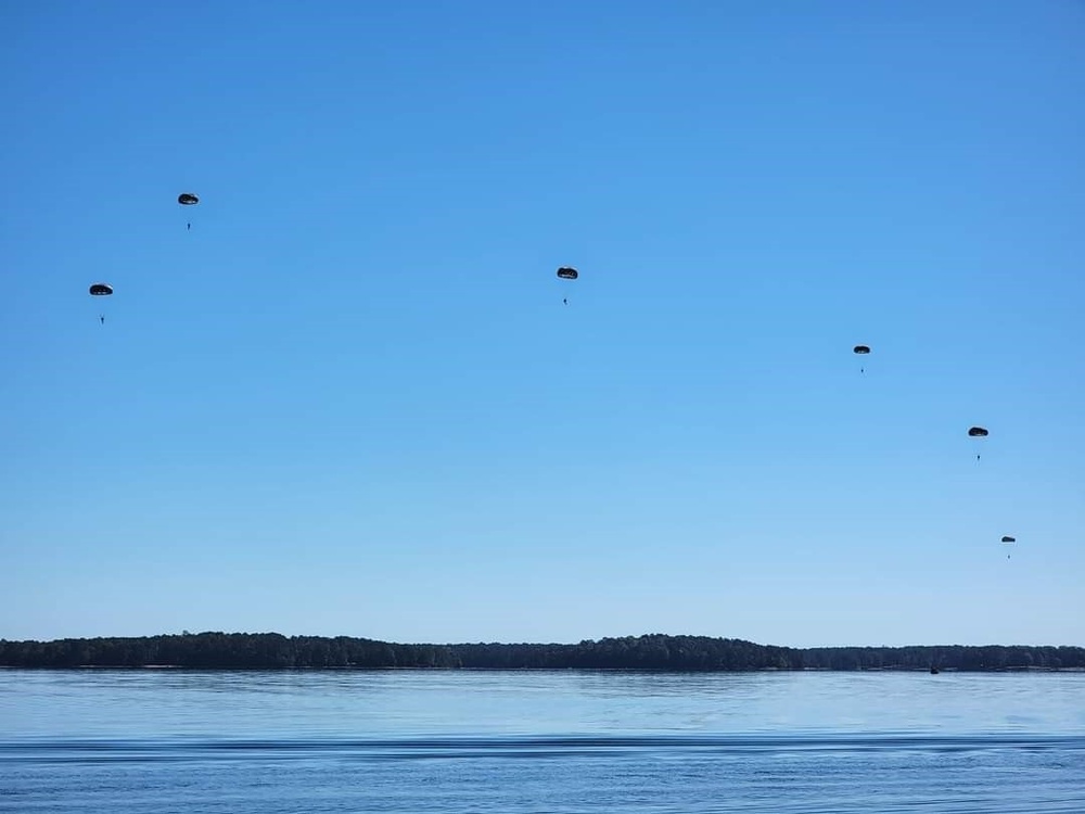 5th Ranger Training Battalion Parachutes into West Point Lake