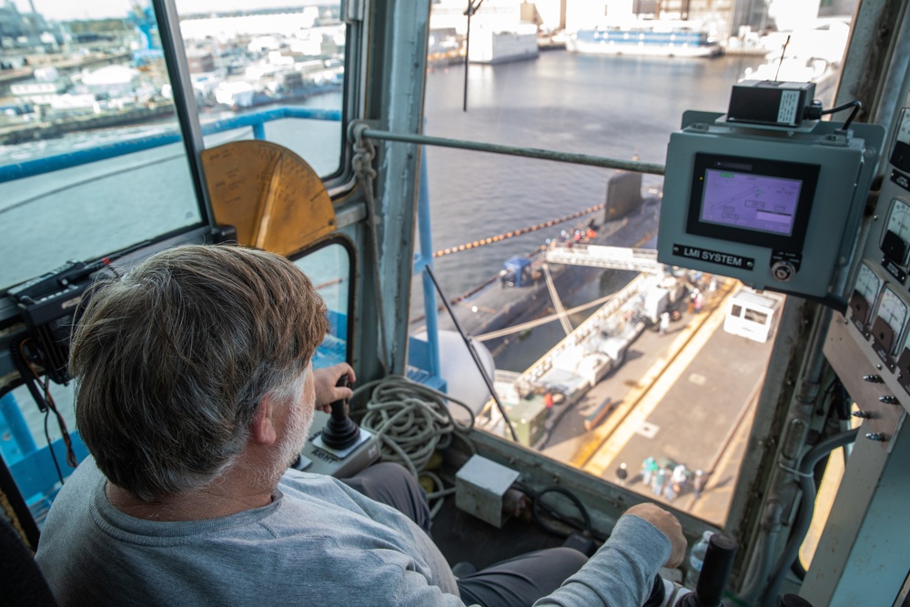 Norfolk Naval Shipyard's Pier Gang Crane Operators Provides Pick-me-ups to Carriers and Subs