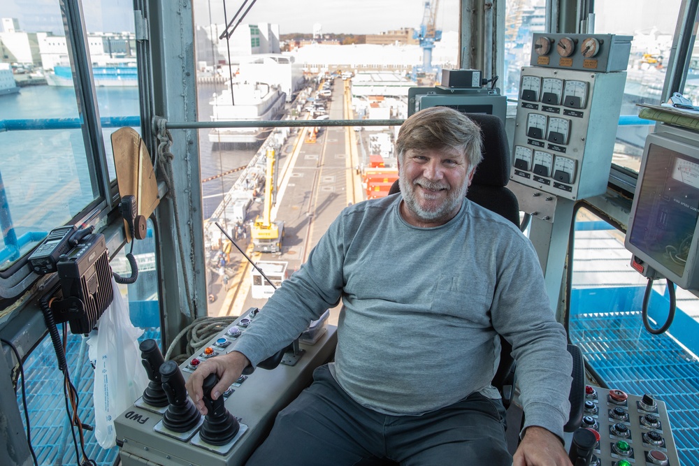 Norfolk Naval Shipyard's Pier Gang Crane Operators Provides Pick-me-ups to Carriers and Subs