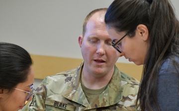 Army helps train medical school students