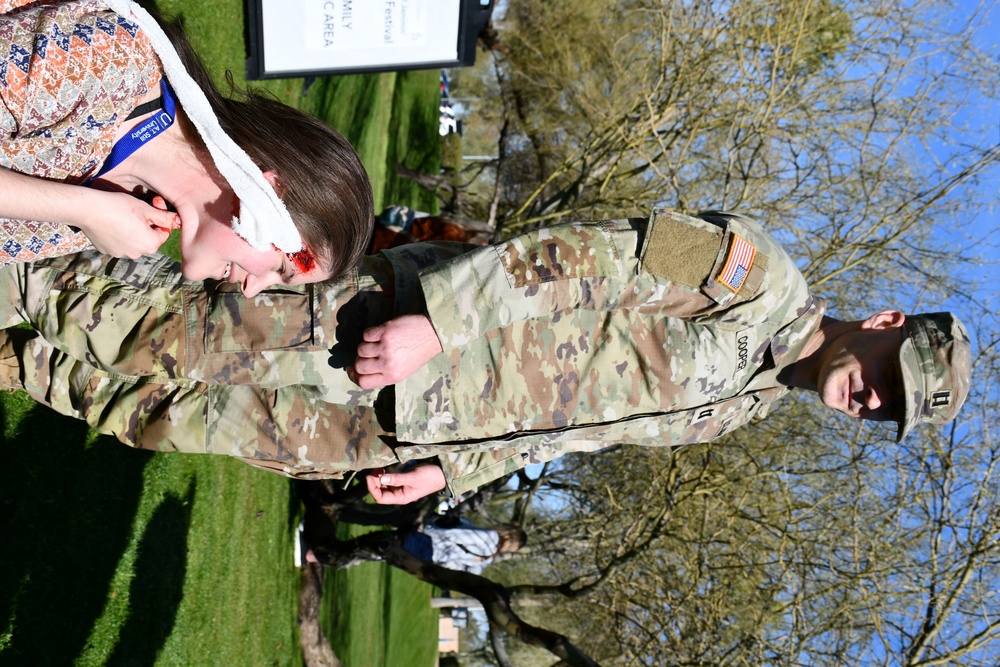 Army helps train medical school students