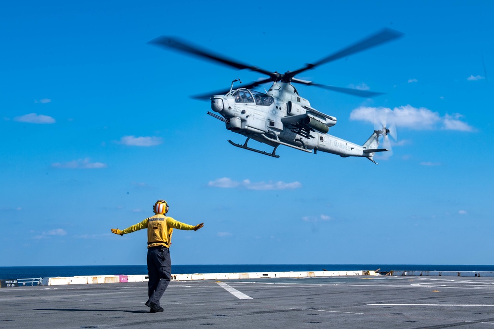 USS Green Bay (LPD 20) Conducts Flight Operations