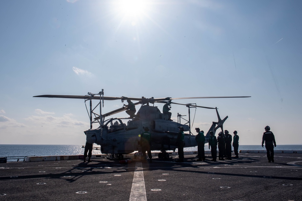 USS Green Bay (LPD 20) Conducts Flight Operations