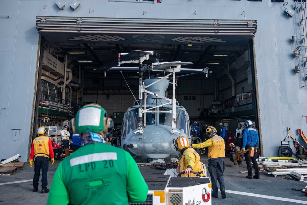 USS Green Bay (LPD 20) Conducts Flight Operations