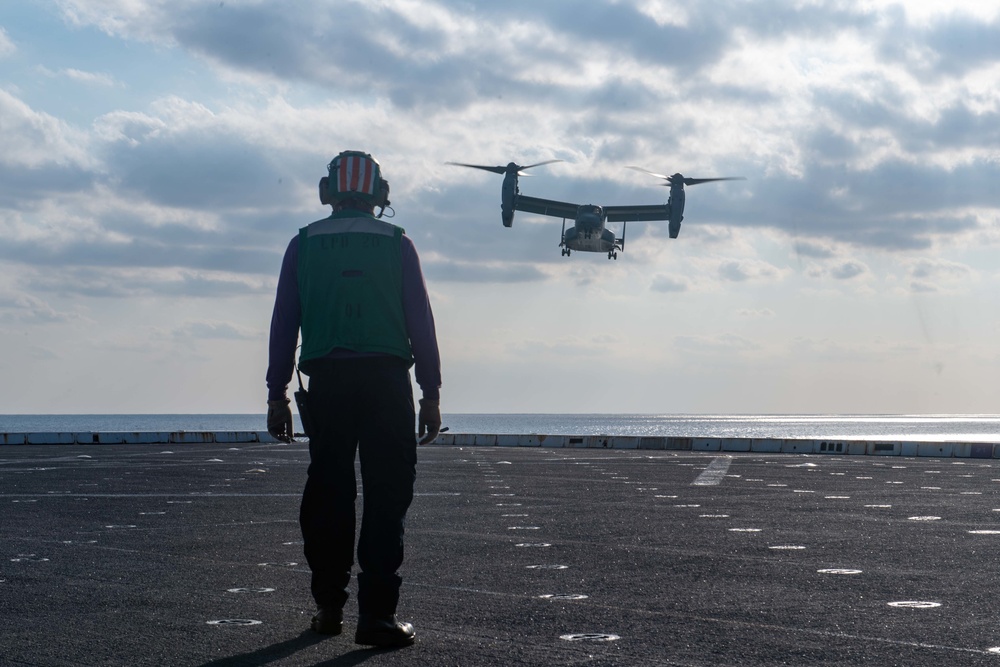 USS Green Bay (LPD 20) Conducts Flight Operations