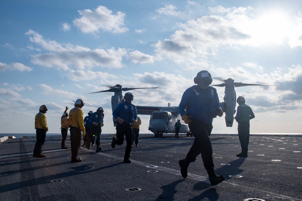 USS Green Bay (LPD 20) Conducts Flight Operations