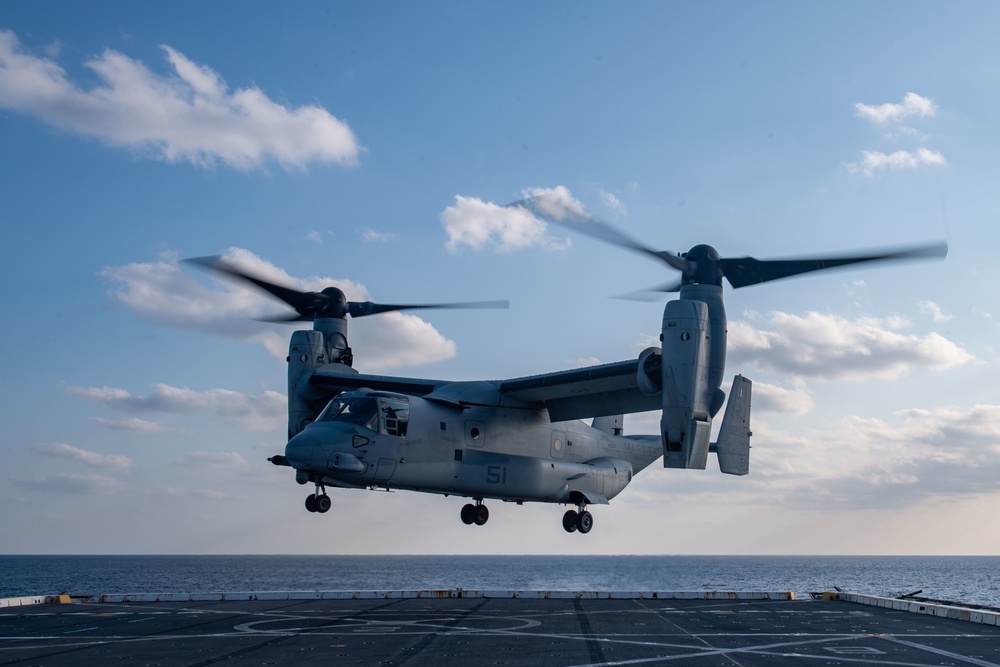 USS Green Bay (LPD 20) Conducts Flight Operations