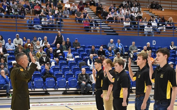 SMDC senior leader administers oath to Army recruits during UAH basketball game