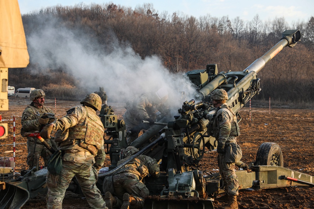 M177 Crew Prepares to Fire