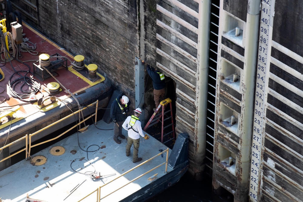 Maintenance Support Team repairing slot at Watts Bar Lock