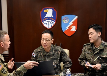 ROK chief of staff visits Team Redstone, learns future of space operations