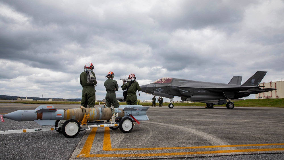 VMFA-121 and VMFA-242 Conduct Hot Loading in Okinawa