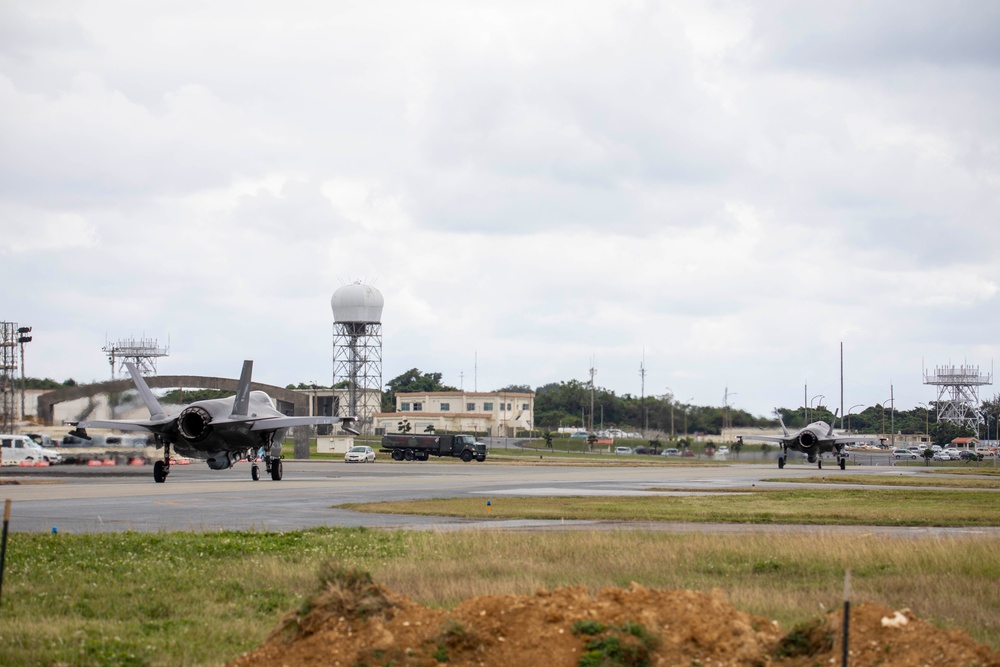 VMFA-121 and VMFA-242 Conduct Hot Loading in Okinawa