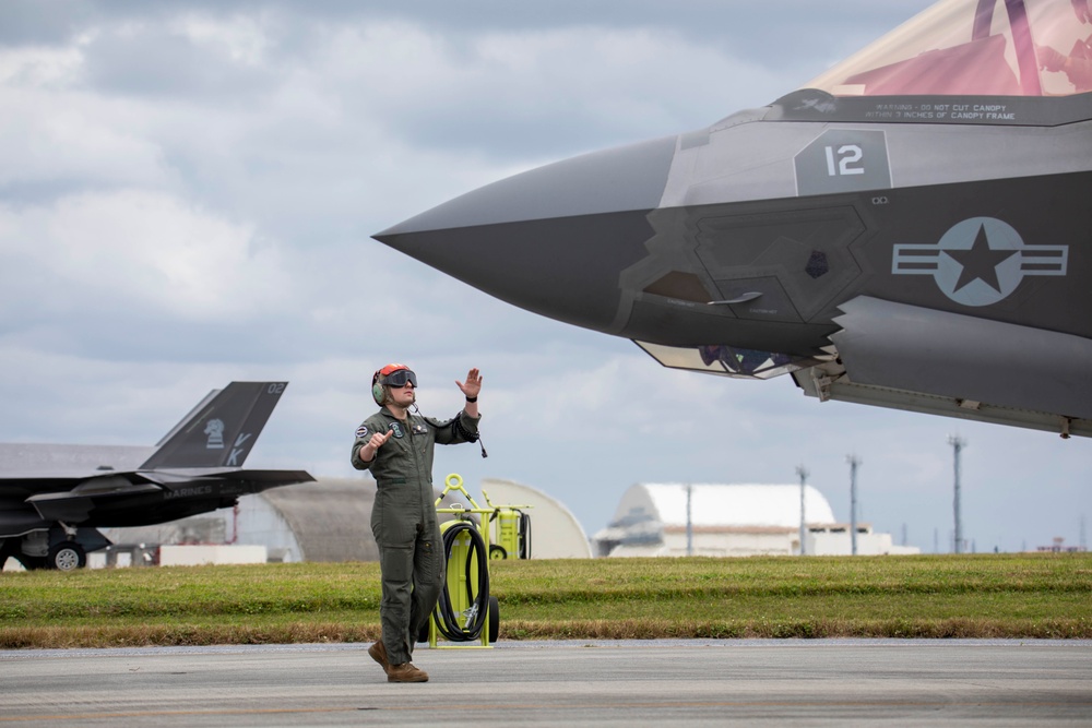 VMFA-121 and VMFA-242 Conduct Hot Loading in Okinawa