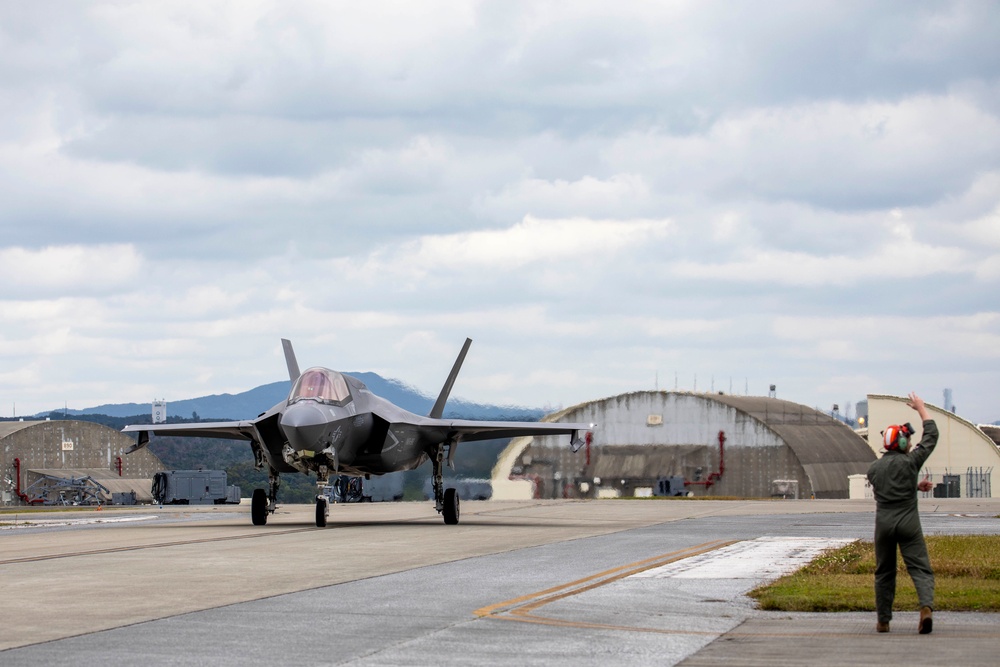 VMFA-121 and VMFA-242 Conduct Hot Loading in Okinawa