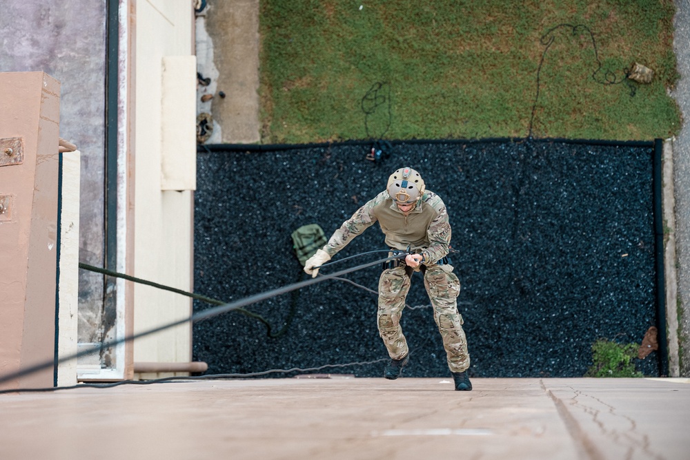 EODMU-5 Rappelling and Fast Rope Training