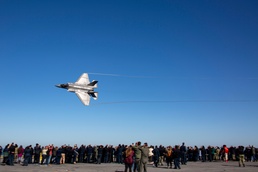 Abraham Lincoln hosts a friends and family day