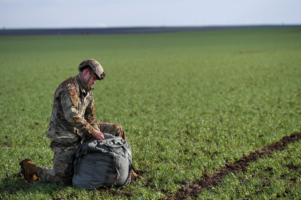 435th CRG participate in joint service airborne training