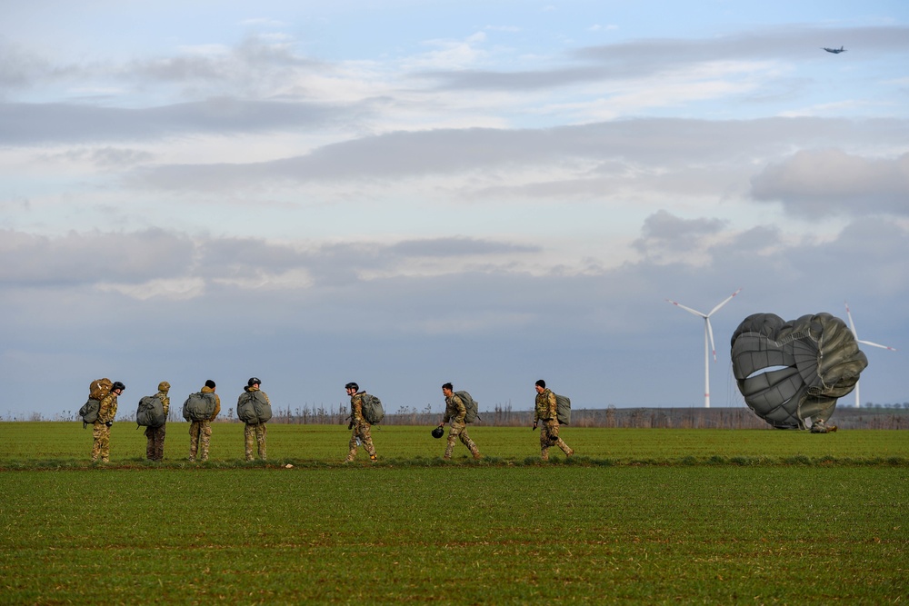 435th CRG participate in joint service airborne training