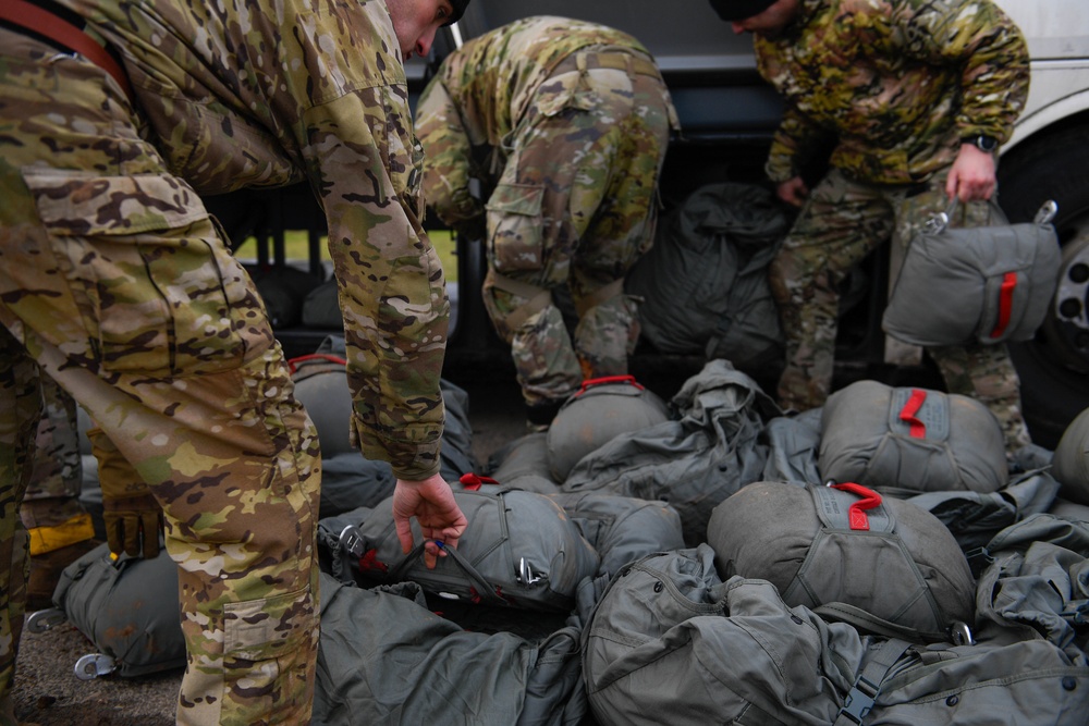 435th CRG participate in joint service airborne training