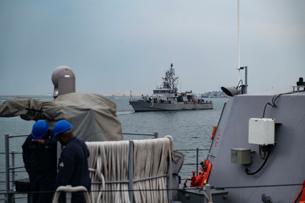 Patrol coastal ships USS Hurricane (PC 3), USS Sirocco (PC 6) and USS Thunderbolt (PC 12) depart Naval Support Activity Bahrain