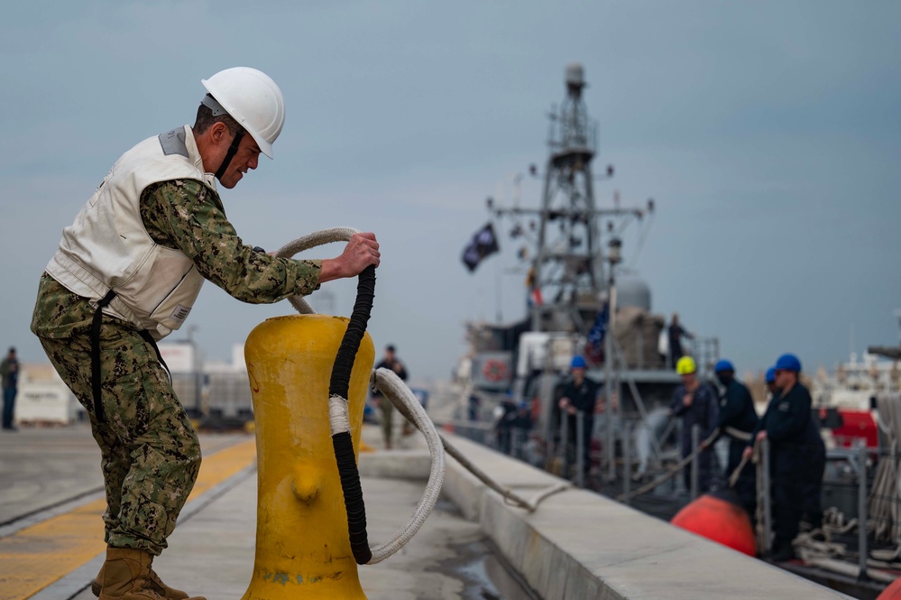 Patrol coastal ships USS Hurricane (PC 3), USS Sirocco (PC 6) and USS Thunderbolt (PC 12) depart Naval Support Activity Bahrain