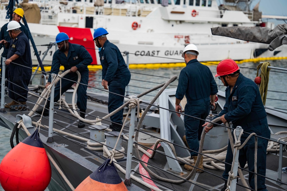 Patrol coastal ships USS Hurricane (PC 3), USS Sirocco (PC 6) and USS Thunderbolt (PC 12) depart Naval Support Activity Bahrain