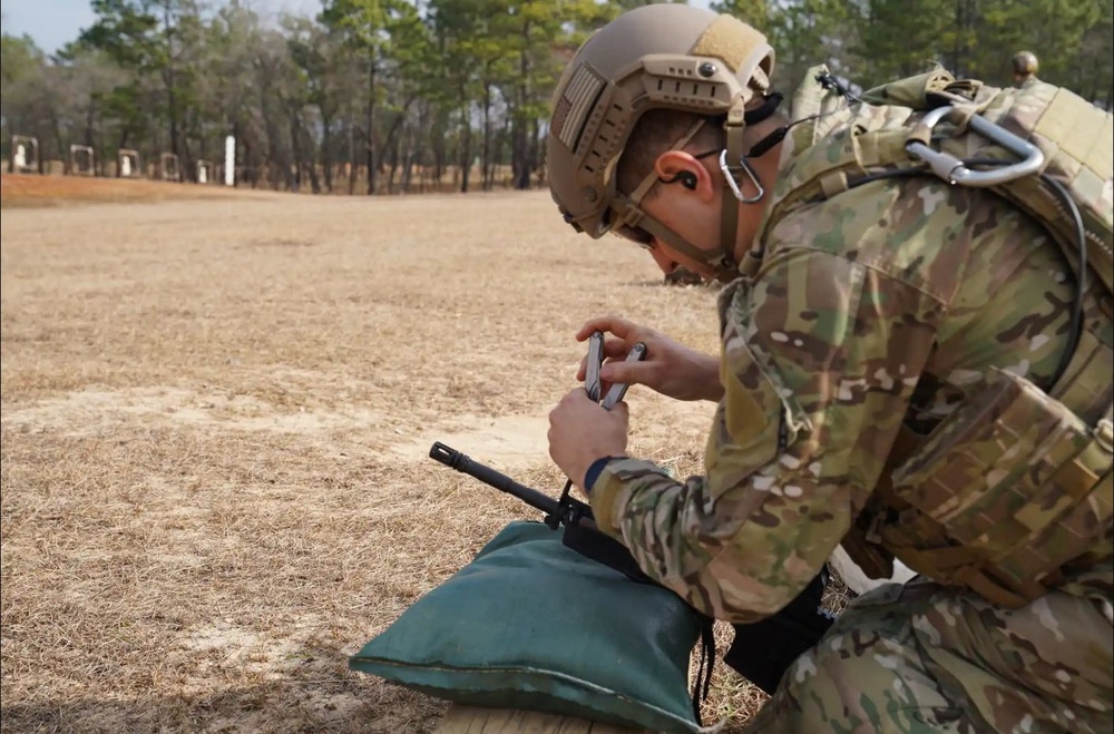 Soldiers with 528th Sustainment Brigade Qualify on M4 Range