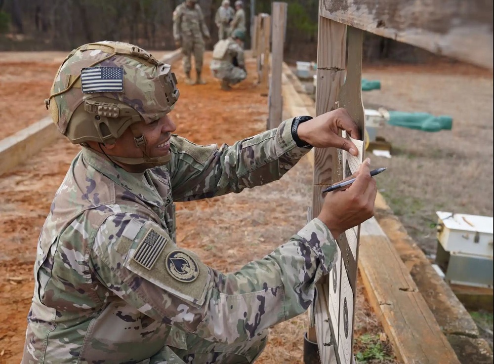 Soldiers with 528th Sustainment Brigade Qualify on M4 Range