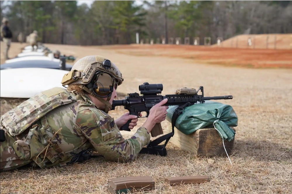 Soldiers with 528th Sustainment Brigade Qualify on M4 Range