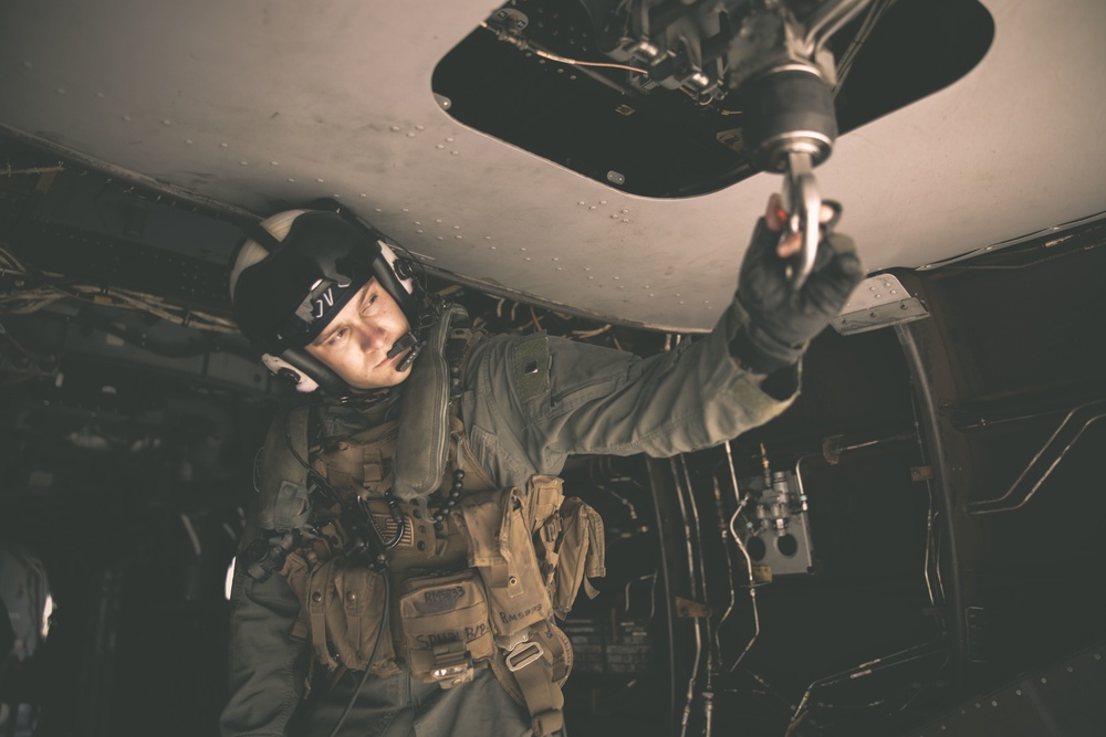 VMM-268 conducts hoist wire training
