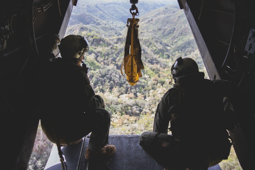 VMM-268 conducts hoist wire training