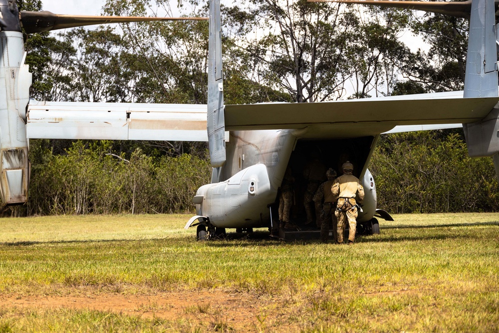 VMM-268 Conducts Fast-Rope Training with MARSOC