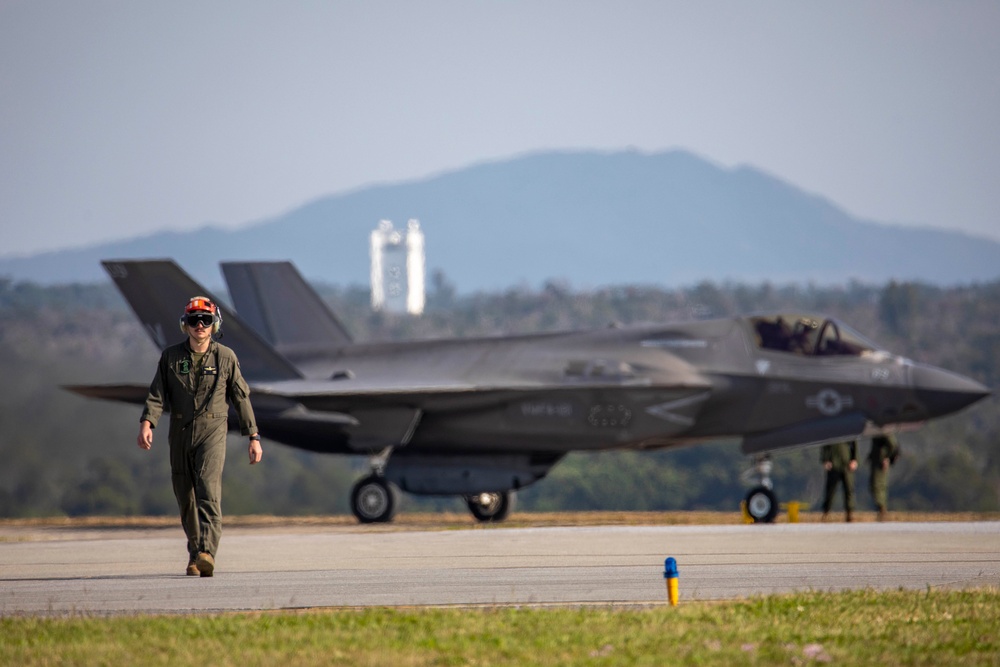 VMFA-121 and VMFA-242 Conduct Hot Loading in Okinawa