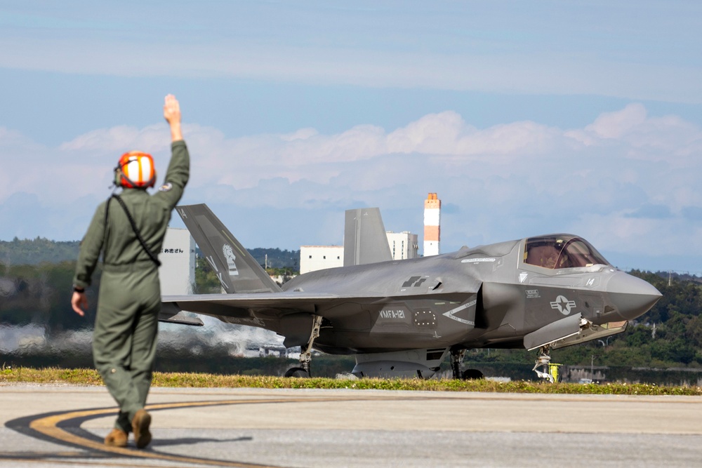 VMFA-121 and VMFA-242 Conduct Hot Loading in Okinawa