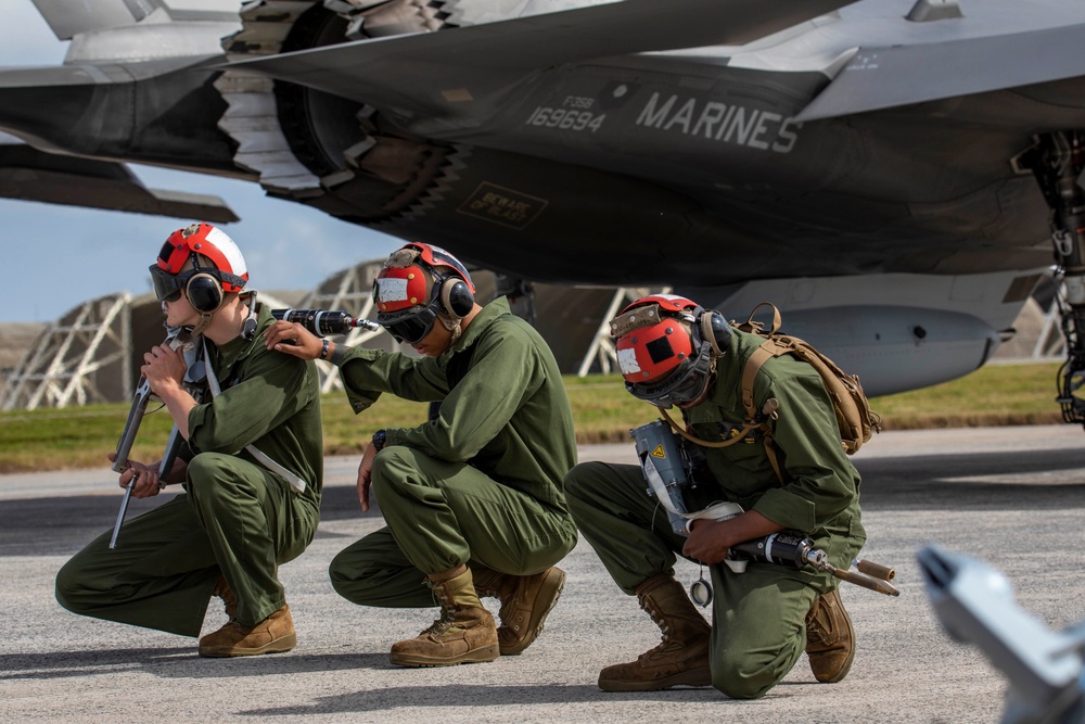 VMFA-121 and VMFA-242 Conduct Hot Loading in Okinawa