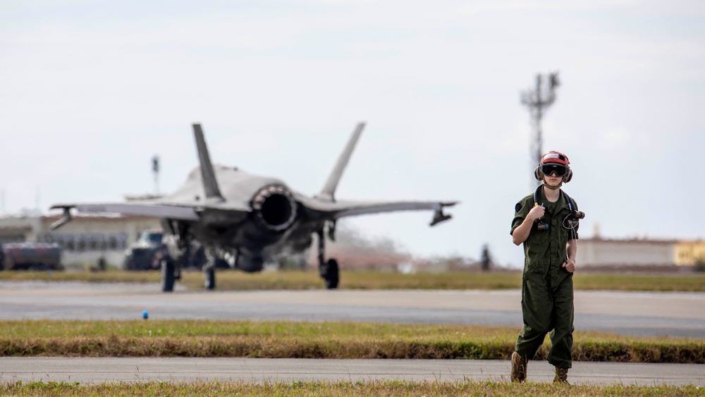 VMFA-121 and VMFA-242 Conduct Hot Loading in Okinawa