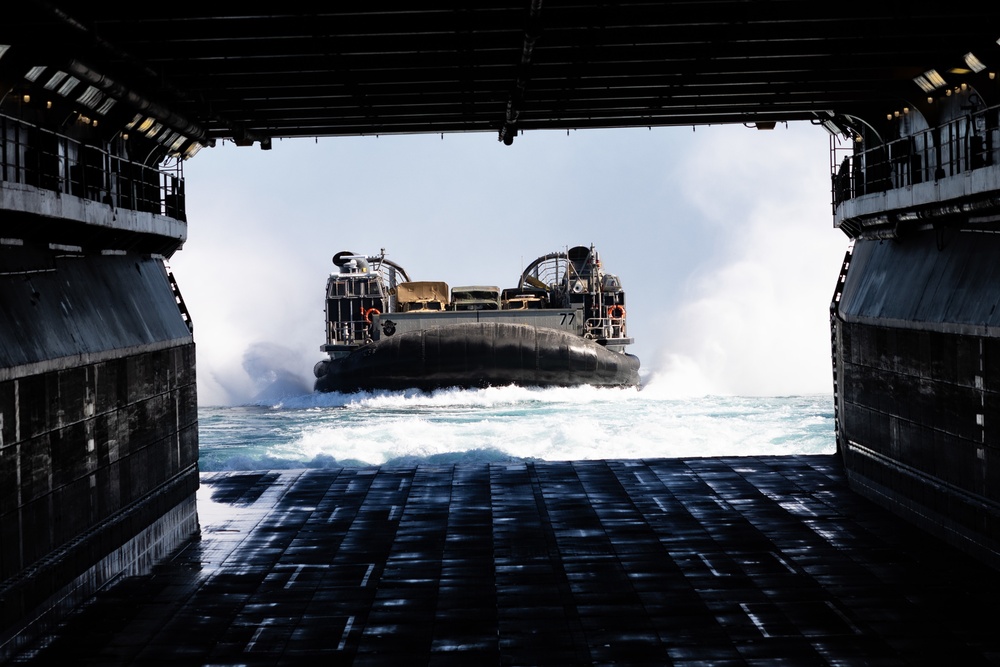 DVIDS - Images - Marines And Sailors Conduct Well Deck Operations