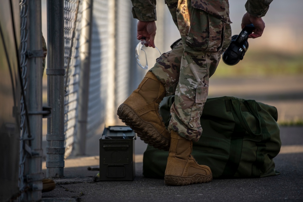 Mobility Warriors re-familiarize themselves with M-4 rifle